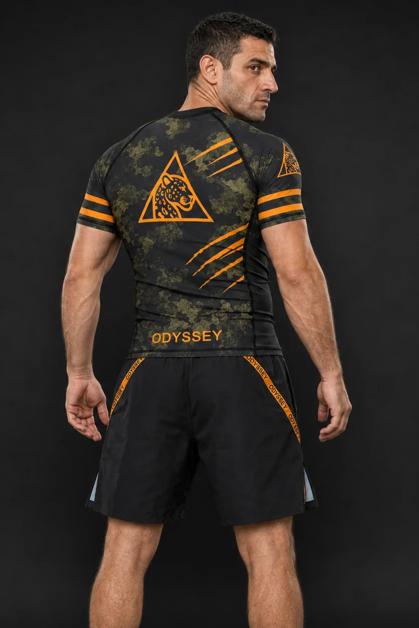 Rashguard Odyssey camo, espalda con el jaguar y las garras