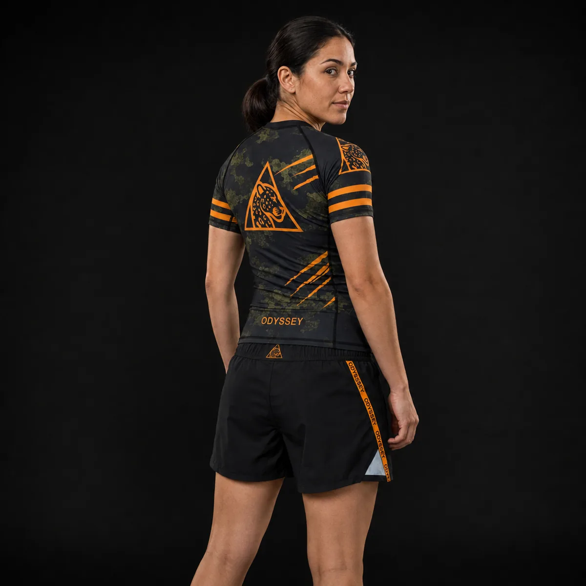 Short de grappling Odyssey negro, vista trasera con la cinta lateral
