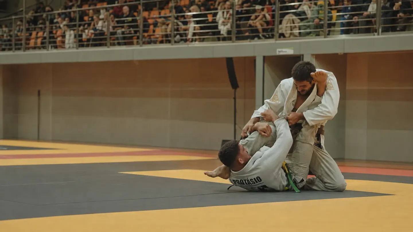 Combate de Brazilian Jiu-Jitsu en competición sobre el tatami