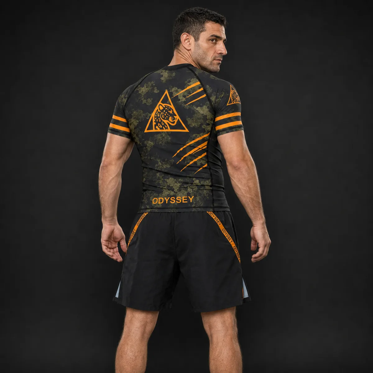 Rashguard Odyssey camo, espalda con el jaguar y las garras